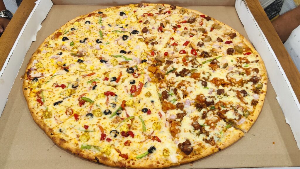 24 Inch Monster Pizza India s Biggest Pizza La Pinoz Pizza Luv 4 